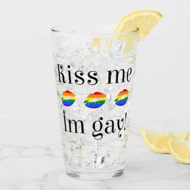Copo De Pint Beije-me Sou Gay (letras negras) (Gelo traseiro)