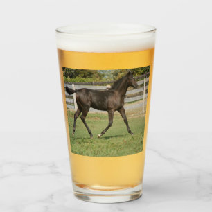 Copo De Pint Belo Cavalo a dançar num campo