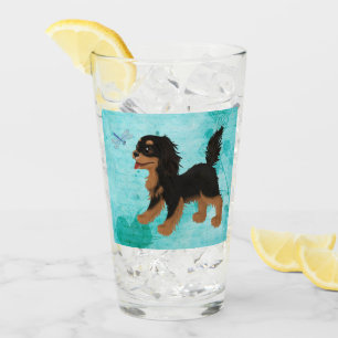 Copo De Pint Black and Tan Cavalier Spaniel com uma Dragonfly
