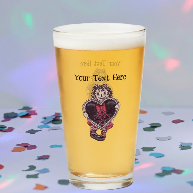 Copo De Pint Boneca de Tecido Assustadora Cabelo de Linha Verme (Spooky rag doll yarn hair holding lace trimmed black heart with bow on drinking glass.)