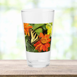 Copo De Pint Borboleta De Tiger Swallowtail Na Foto Da Flor