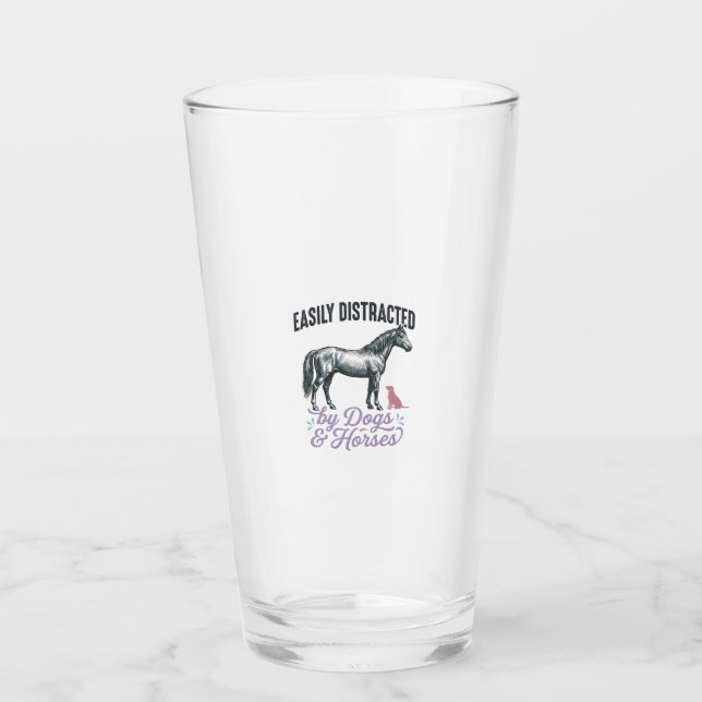 Copo De Pint Camisa Facilmente Distraído por Cães e Cavalos Des (Frente)