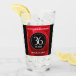 Copo De Pint Celebração do 36º aniversário do casamento do Rosa<br><div class="desc">Brinque ao 36º aniversário de casamento da rosa com este copo comemorativo de pinta! As letras brancas elegantes em rosas vermelhas românticas e fundos negros acrescentam um toque memorável a esta ocasião especial e a um marco extraordinário. Personalize com os nomes dos casais e as datas do casamento. O reverso...</div>