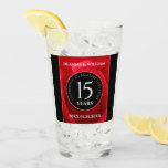 Copo De Pint Celebração do Aniversário de Casamento de Rosa 15<br><div class="desc">Brinque ao aniversário do casamento da 15 rosa com este copo comemorativo de pinta! As letras brancas elegantes em rosas vermelhas românticas e fundos pretos acrescentam um toque memorável para esta ocasião especial e marco. Personalize com os nomes dos casais e as datas do casamento. O reverso mostra design idêntico....</div>