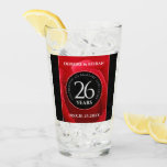 Copo De Pint Celebração do Aniversário de Casamento do Rosa Ele<br><div class="desc">Brinque ao 26º aniversário de casamento da rosa com este copo comemorativo de pinta! As letras brancas elegantes em rosas vermelhas românticas e fundos negros acrescentam um toque memorável a esta ocasião especial e a um marco extraordinário. Personalize com os nomes dos casais e as datas do casamento. O reverso...</div>