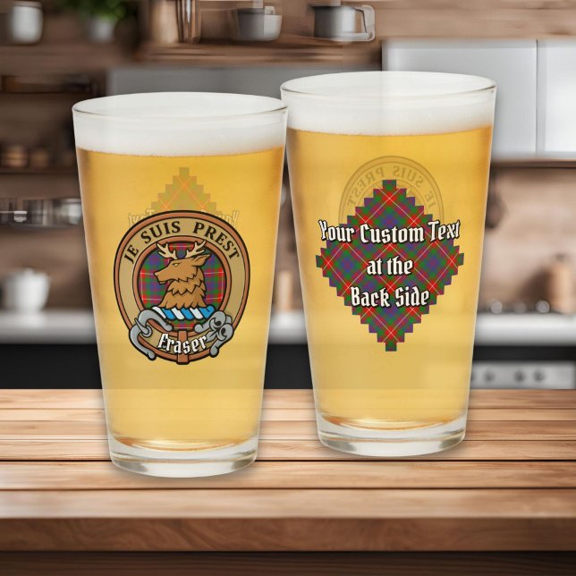 Copo De Pint Clan Fraser do Lovat Crest sobre Tartan (Criador carregado)