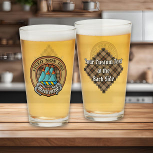 Copo De Pint Clan MacKenzie Crest sobre Brown caçando Tartan