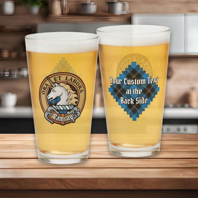 Copo De Pint Clan Ramsay Crest sobre Blue Hunting Tartan (Criador carregado)