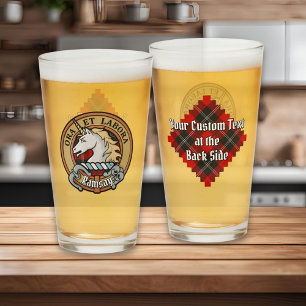 Copo De Pint Clan Ramsay Crest sobre o Red Tartan