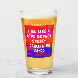 Copo De Pint como um neon grunge sunset dançando em água