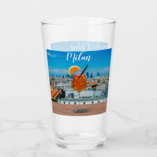 Copo De Pint Coquetel Spritz numa mesa com vista a Milão