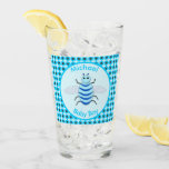 Copo De Pint Cute Blue Baby Boy Personalizado<br><div class="desc">Este incrível tumbler de vidro mostra uma imagem gráfica de uma abelha de bebê azul giro com pernas pretas e olhos de beady. Ele tem um corpo de felpudo azul pálido com listras azuis brilhantes e antenas azuis bonitinhas na cabeça do felpudo. Suas pequenas asas delicadas têm um padrão azul...</div>