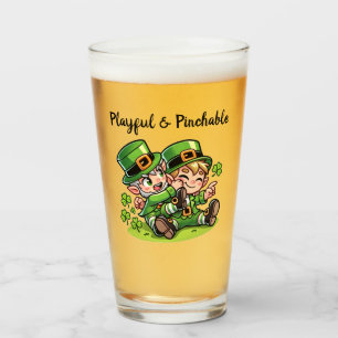 Copo De Pint Cute Leprechaun belando outro Leprechaun