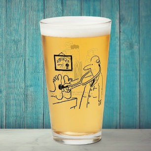 Copo De Pint Dois Médicos Engraçados e Pacientes Pensaram Carto