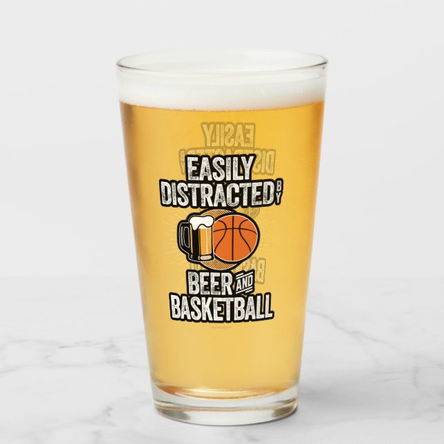 Copo De Pint Facilmente distraída por Cerveja e Basquete (Frente (Preenchido))