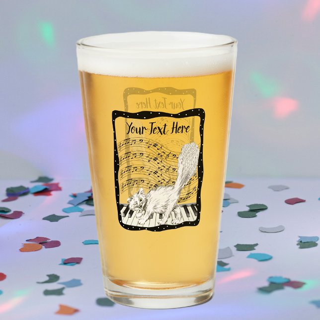 Copo De Pint Feliz Gato Branco sobre Piano Black Frame Music No (Winking white cat on piano keys music notes in black frame on glass drink tumbler.)