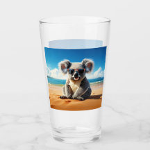 Koala em uma praia arenosa