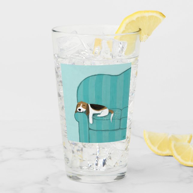 Copo De Pint Lebreiro bonito no cão feliz do sofá do sono do (Gelo traseiro)