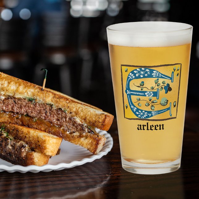 Copo De Pint Letra Floral Iluminada Medieval E Monograma (Criador carregado)