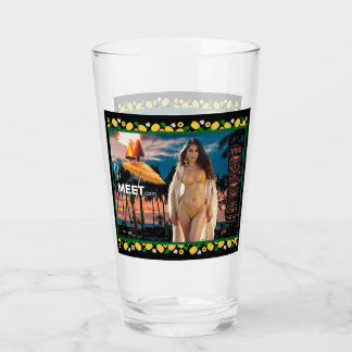 Copo De Pint Linda Menina TikiMeet.com Tumbler Glass
