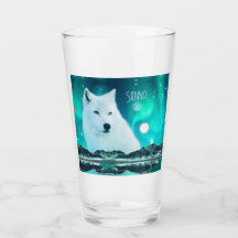 Lobo árctico e noite mágica com luzes nortes