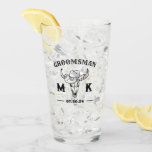 Copo De Pint Monograma de Padrinhos de casamento Personalizados<br><div class="desc">Presentes personalizados para padrinhos de casamento com o antigo tema do cowboy ocidental. Decorado com chapéu de cowboy com fonte ocidental antiga. As cores do texto e do plano de fundo são editáveis usando a Ferramenta Design para ajustado da sua ocasião. Obtenha este presente personalizado para casamento, despedida de solteiro,...</div>