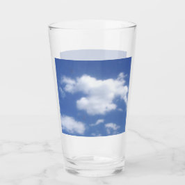 Copo De Pint nuvens no céu azul