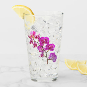 Copo De Pint Orquídeas em vidro de Bebendo de fundo claro