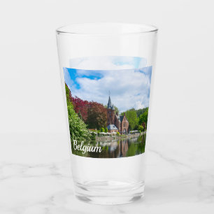 Copo De Pint Pequeno castelo perto do lago em Bruges, Bélgica