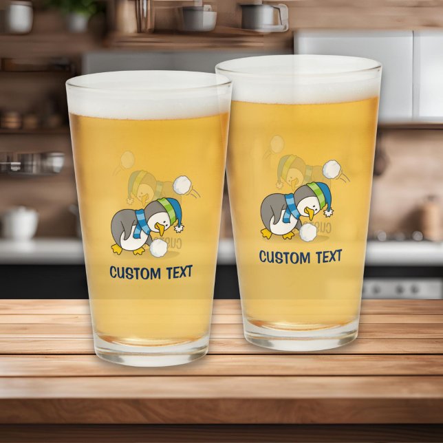 Copo De Pint Pinguim pequeno pegando uma bola de neve (Criador carregado)