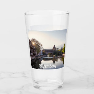 Copo De Pint Pôr do sol sobre a antiga ponte medieval em Nuremb