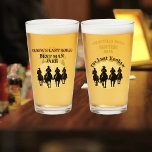 Copo De Pint Último Bebendo de Rodeio do Cowboy Sunset do Melho<br><div class="desc">Celebre o melhor homem no estilo ocidental verdadeiro! Este bebendo personalizado apresenta o melhor nome do homem na frente e um design arrojado de vaqueiro e pôr do sol nas costas com a frase "O Último Ano". Uma adição perfeita a uma festa de solteiro do "Groom's Last Rodeo", este copo...</div>