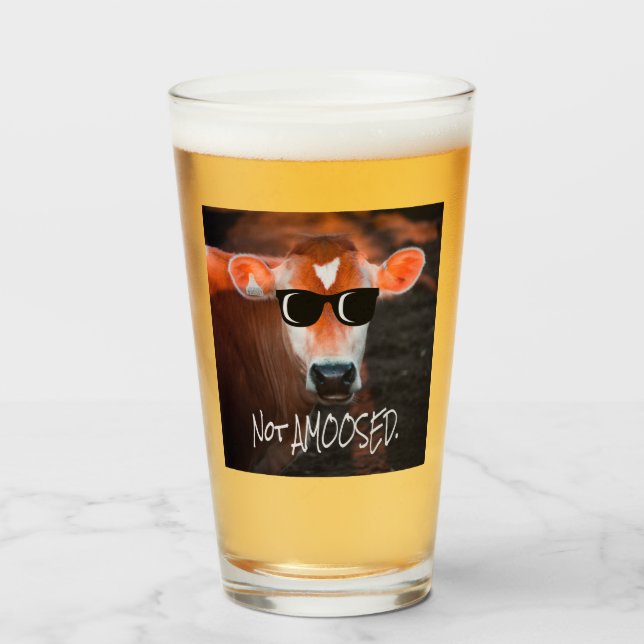 Copo De Pint Vaca em óculos escuros não muito engraçada (Frente (Preenchido))