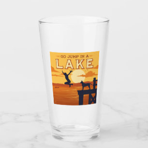 Copo De Pint Vai Saltar Em Um Lago