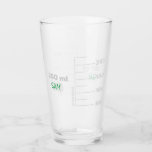 Copo De Pint Vidro personalizado do Bebendo do Science Lab Beak<br><div class="desc">Para o amante da ciência em sua vida. Esse copo é feito para parecer um pedaço de vidro de laboratório, graduado para um copo de 250 ml. Você pode até personalizá-lo com suas iniciais ou nome, assim como faria em um laboratório. A design é repetida na frente e atrás. Excelente...</div>