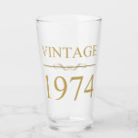 Copo De Pint Vintage 1974 50th Birthday<br><div class="desc">Uma ideia simples,  mas legal,  de um presente de ano de nascimento para homens e mulheres celebrando um aniversário marcante com rico de ouro.</div>