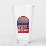 Copo De Pint Vintage de Viagem de Suiça de de Interlaken<br><div class="desc">Design de viagem de vetor retrorreflector intercalado. Interlaken é uma cidade de resort tradicional na montanha Bernese Oberland,  região da Suiça central.</div>