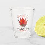 Copo De Shot Acampamento Stag Do Campire para a festa de soltei<br><div class="desc">Design apresenta uma ilustração original de uma fogueira vermelha e laranja, com chamas provenientes de toros marrons. Excelente para acampamento ou entusiasta do exterior ou VAMOS GET LIT solteiro ou aniversário de 21 anos. Apenas personalize com sua informação. Este design de acampamento também está disponível em outros produtos. Não vê...</div>