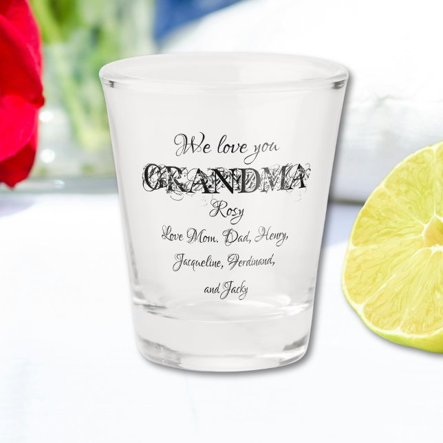 Copo De Shot Amo-Te, Avó, Nome Personalizado Moderno ("We Love You Grandma "Modern Custom Family Names Cute Shot Glass.)