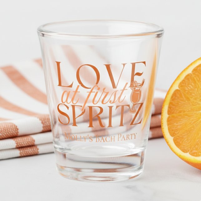 Copo De Shot Amor na Primeira Bachelorette Laranja Moderna Spri (Celebrate bubbly beginnings with this “Love at First Spritz” design!)