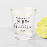 Copo De Shot Anima-se para o Nome Personalizado<br><div class="desc">Folha de ouro falso divertida confetti Cheers to Casal Name. Estes podem ser favoritos para festas excelentes para casamentos e aniversários. Festa de excelente.</div>