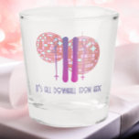 Copo De Shot Apres Ski Funny Birthday<br><div class="desc">Estes óculos engraçados de aniversários leram "é tudo descida daqui". Perfeito para esqui de Apres ou festas de inverno. Localizar itens de parte correspondentes no meu compro.</div>