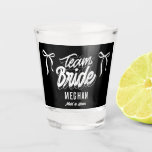 Copo De Shot Arco Bridesmaid da Equipe Bride Coquette<br><div class="desc">Levantem um brinde com o Arco de noiva da nossa equipe, Bridesmaid Wedding Shot Glass! Com um design de coquete chic e uma carta elegante, este copo é a defesa perfeita para a sua festa noiva. Quer esteja comemorando na festa de solteira, chá de panela, ou manhã de casamento, esta...</div>