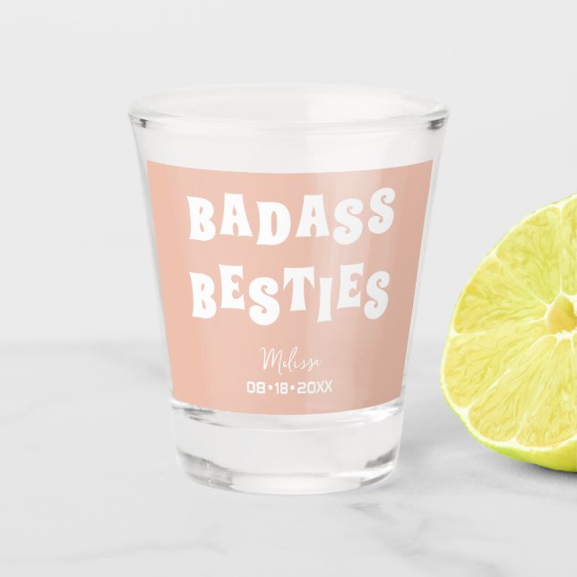 Copo De Shot Badass Besties Engraçado Bridesmaid Favorece o dom (Frente)