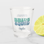 Copo De Shot Bridesmaid da Praça das Nozes da Festa de solteira<br><div class="desc">Faça um salto na sua próxima festa de solteira com esta incrível mercadoria personalizada de festa de solteira retrorada. Quer estejas a celebrar uma viagem de praia, férias de raparigas, ou feriado de melhores amigos, esta mercadoria de festa de solteira de rancho personalizada é o complemento perfeito para a tua...</div>