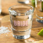 Copo De Shot Brito Shot Glass | Nome da Sra. Futuro Personaliza<br><div class="desc">Comece a comemorar com este vidro personalizado de noiva, com o texto "BRIDE" cor-de-rosa corajoso e um "futuro Sra. Script [Seu Nome]". Este copo divertido e na moda é perfeito para festas de solteira, chás de panela ou torradas de fim de semana de casamento. Adicione-o a bolsas partidárias ou use-o...</div>