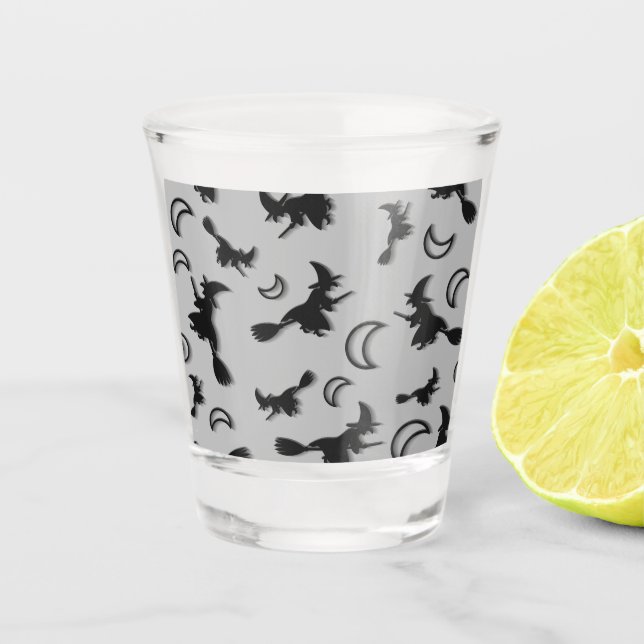 Copo De Shot Bruxa voadora entre meia lua na noite de Halloween (Frente)