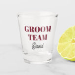 Copo De Shot Burgundy Modern Groom Team<br><div class="desc">Um presente de barware de excelente para o padrinho de casamento de casamento! O Shot glass tem um estilo moderno,  ousado,  cartazes a cores arrojadas junto com o nome do padrinho de casamento impresso em preto,  escrita estilizada. Personalize seu vidro fotografado editando e substituindo o nome.</div>