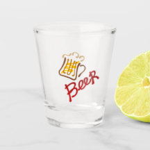 Caneca de cerveja com cerveja e vidro de espuma