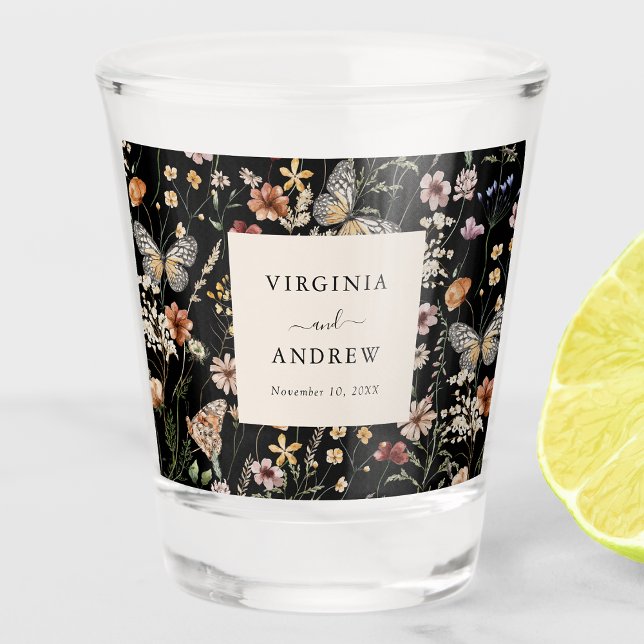 Copo De Shot Casamento de Black Boho Wildflower (Black Boho Wildflower Wedding Shot Glass with Butterflies by Painted Paperie
)